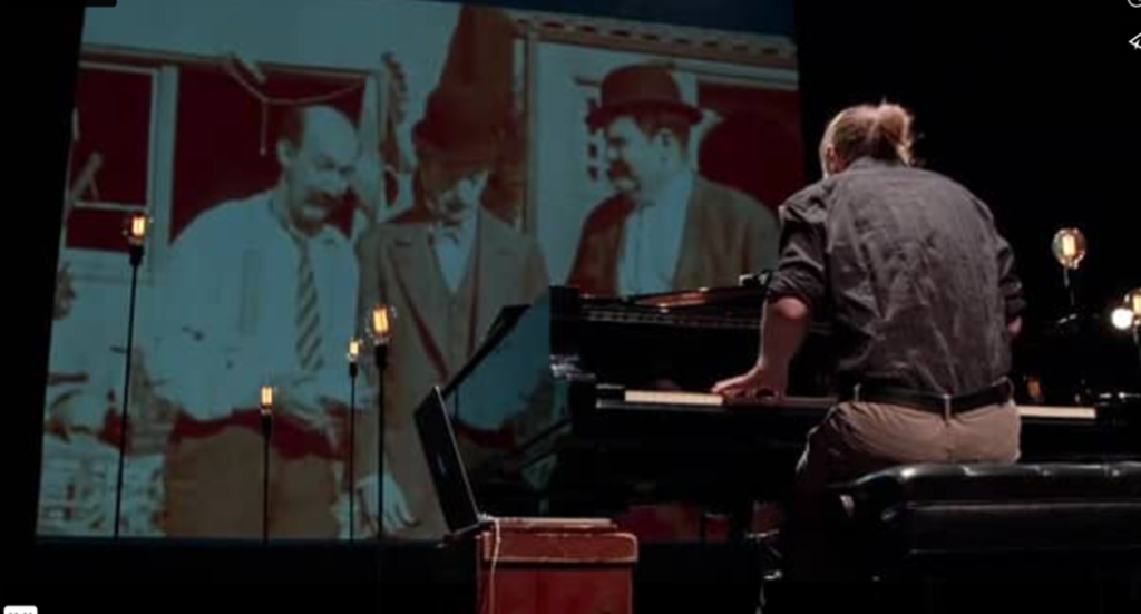 Roman Zavada au piano devant une projection de cinéma muet.