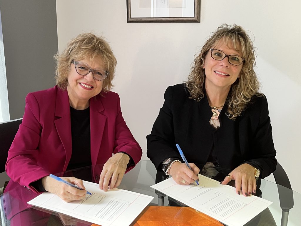Nicole Carignan, présidente de l'APR-UQAM, et Michelle Niceforo, directrice générale de la Fondation UQAM